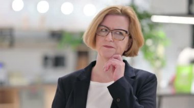 Yaşlı İş Kadını 'nın Bir Şey Düşünen Portresi