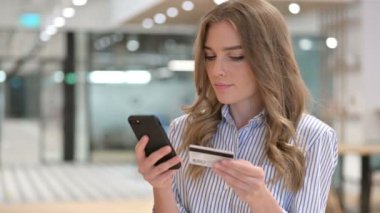 Smartphone 'da İş Kadını Tarafından Çevrimiçi Ödeme Kaybı Portresi