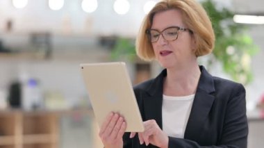 Dijital Tablet 'te Video Çağrısı Yapan Yaşlı İş kadınının Portresi 