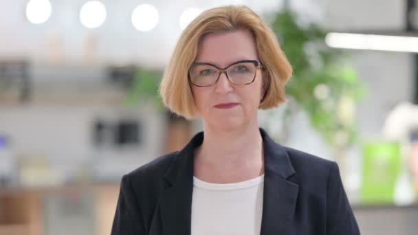 Portrait of Smiling Old Businesswoman Looking at Camera — Stock Video