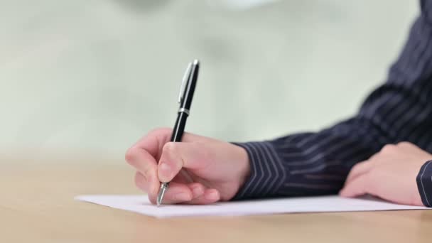 Primer plano de la escritura de mano femenina en papel — Vídeo de stock