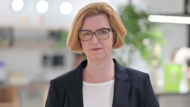 Portrait of Disappointed Old Businesswoman doing Thumbs Down — Stock Video