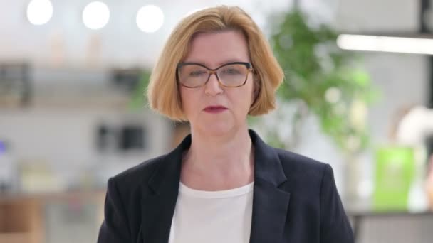 Portrait de vieille femme d'affaires effrayée se sentant effrayée — Video