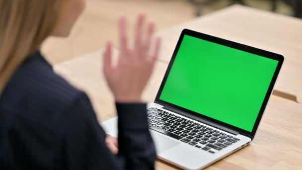Visão traseira da mulher de negócios usando laptop com tela Chroma — Vídeo de Stock