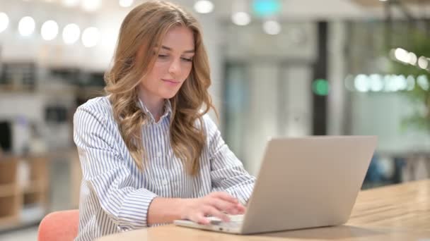 Focused Businesswoman Working on Laptop in Office — Stock Video