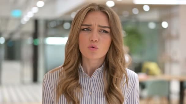 Портрет агресивної бізнес-леді Angry at Vide Call — стокове відео