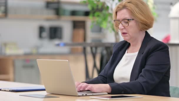 Old Businesswoman with Laptop showing Thumbs Down — Stock Video