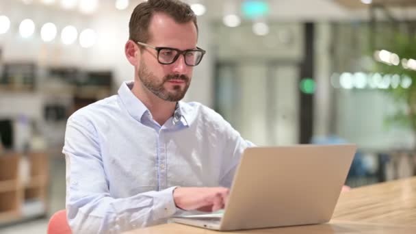 Trött affärsman med bärbar dator med nacksmärtor i Office — Stockvideo