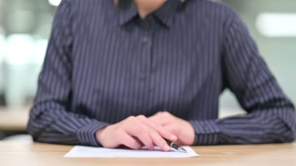 Close up of Businesswoman doing Paperwork — Stock video