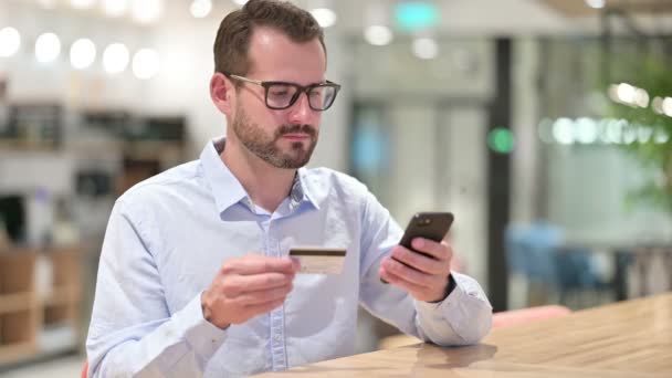 Empresário fazendo bem sucedido pagamento on-line em Smartphone no escritório — Vídeo de Stock