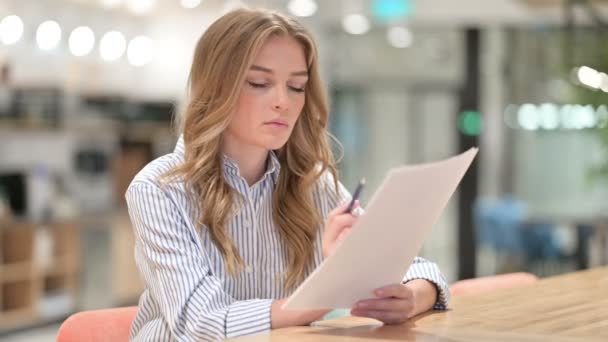 Focused Businesswoman Reading Documents in Office — Stock Video