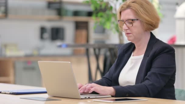 Appreciative Old Businesswoman with Laptop doing Thumbs Up — Stock Video
