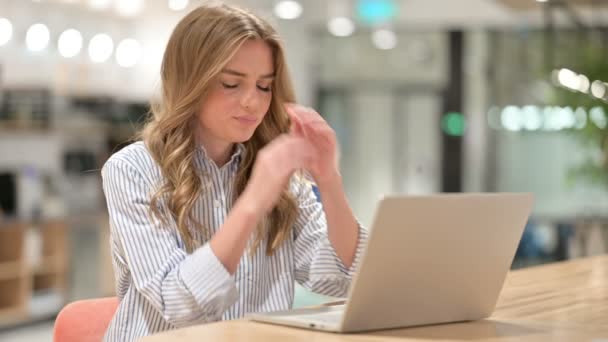 Pengusaha wanita stres dengan Laptop memiliki sakit kepala di Kantor — Stok Video