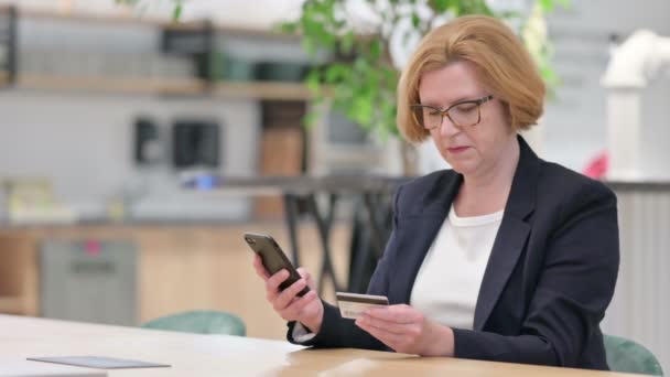 Bizneswoman o sukces płatności online na smartfonie w biurze — Wideo stockowe
