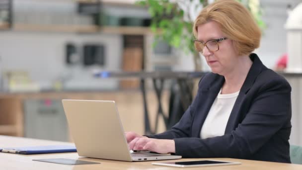 Wanita Pengusaha Tua Bersemangat memiliki Sukses di Laptop di Kantor — Stok Video