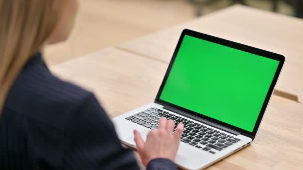 Visão traseira da mulher de negócios usando laptop com tela Chroma — Vídeo de Stock