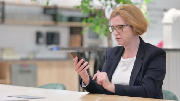 Femme d'affaires en colère Parler sur Smartphone au bureau — Video