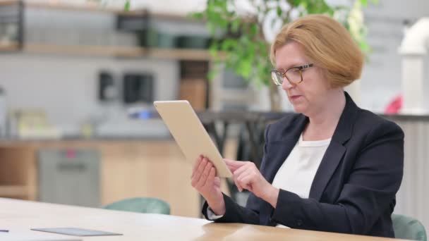 Spannende zakenvrouw viert succes op Tablet — Stockvideo