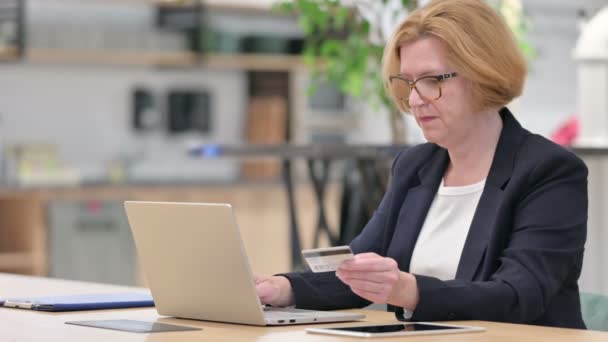 Old Businesswoman having Online Payment Failure on Laptop in Office — Stock Video