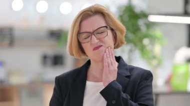 Diş ağrısı çeken yaşlı iş kadınının portresi 