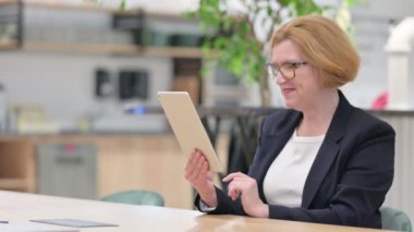 İş kadını Tablet 'te Video Çağrısı yapıyor 