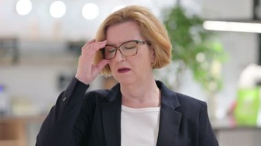 Stresli yaşlı iş kadınının baş ağrısı portresi