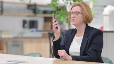 Neşeli İş Kadını Ofiste Akıllı Telefonla Konuşuyor 