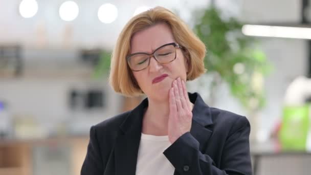 Portrait of Old Businesswoman having Toothache — Stock Video