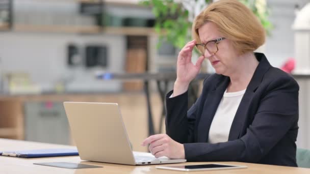 Old Businesswoman with Laptop having Headache in Office — Stock Video