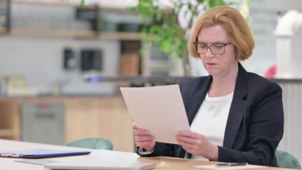 Disappointed Old Businesswoman having Failure on Documents in Office — Stock Video