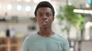 Başarı Kutlaması İçin Heyecanlı Afrikalı Genç Adamın Portresi