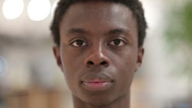 Şok olmuş Genç Afrikalı Adam 'ın Yüzü' nün kapanışı,