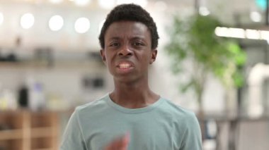 Dişi ağrıyan dizüstü bilgisayarlı genç bir Afrikalı. 