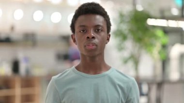 Hayır, Genç Afrikalı Adam Reddedilmek için parmağını sallıyor.