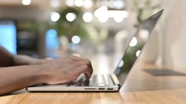 Laptop 'ta Yazan Afrikalı Ellerin Yan Görünümü 