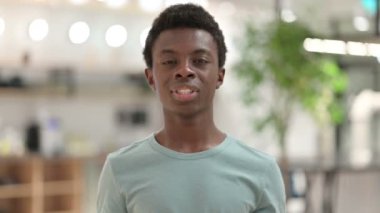 Dua et, Genç Afrikalı Şans İçin Dua Ediyor