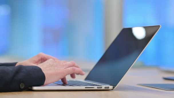 Vista lateral da mulher de negócios digitando no laptop — Vídeo de Stock
