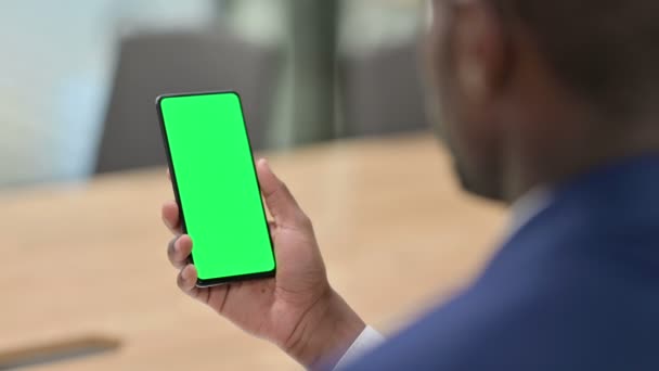 Empresario africano usando la pantalla de croma Smartphone — Vídeo de stock
