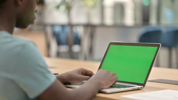 Homem Africano trabalhando no laptop com tela Chroma — Vídeo de Stock