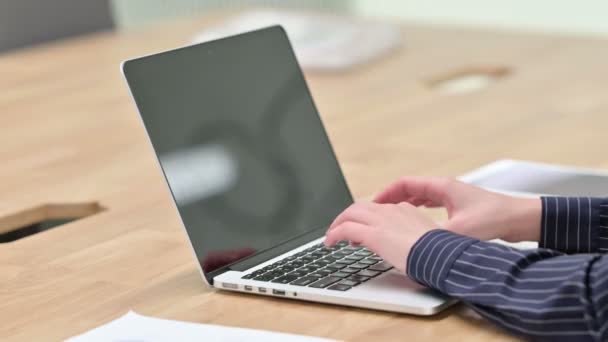 Vista lateral da mulher de negócios digitando no laptop — Vídeo de Stock