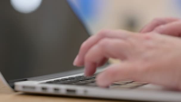 Fechar os dedos femininos digitando no laptop — Vídeo de Stock
