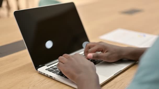 Mãos de homem africano digitando no laptop — Vídeo de Stock