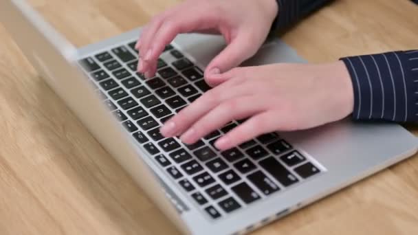 Vista superior de la mano femenina escribiendo en el ordenador portátil — Vídeo de stock