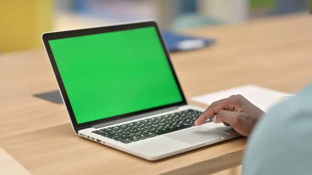 Homem Africano usando laptop com tela Chroma — Vídeo de Stock