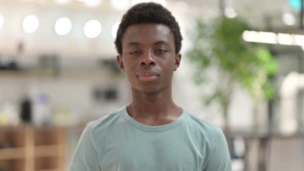 Portrét mladého Afričana s nápisem OK — Stock video