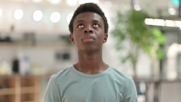 Portret van hoopvolle jonge Afrikaanse man biddend, vergeving — Stockvideo