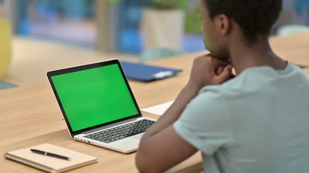 Homem Africano assistindo no laptop com tela Chroma — Vídeo de Stock
