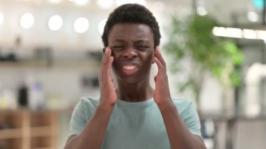 Yorgun Genç Afrikalı Adam 'ın Baş Ağrısı