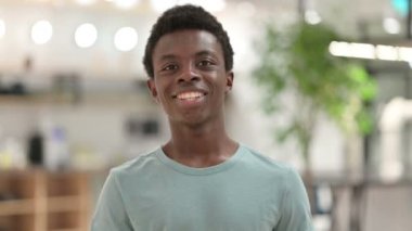 El ile Kalp İşareti Gösteren Genç Afrikalı Adamın Portresi