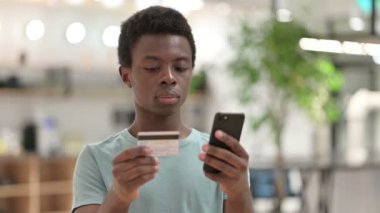 Çevrimiçi Alışveriş: Genç Afrikalı Adam, Çevrimiçi Akıllı Telefon Ödemesi